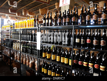 Funchal Madeira. Flaschen von Madeira Insel Wein und andere Getränke auf Verkauf in einen Souvenir-shop Stockfoto
