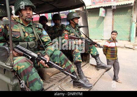 Dhaka, Bangladesch. 5 Jan, 2013. Bangladeshi Soldaten patrouillieren auf der Straße während der Wahl in Dhaka, Bangladesch, Sonntag, Januar 5, 2014. Polizei in Bangladesch feuerte auf Demonstranten und mehr als 100 Wahllokale waren im Allgemeinen am Sonntag Wahlen von Gewalt überschattet Torched und ein Boykott, der von der Opposition, die die Umfragen als Farce entlassen. Stockfoto