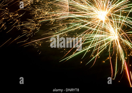 Buntes Feuerwerk über dem dunklen Himmel Stockfoto