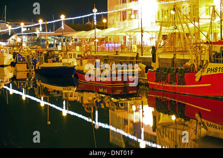 Trawler in der Nacht Nachdenken über Wasser Sutton Harbour Plymouth Barbican UK Stockfoto