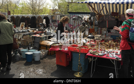 Sonnige Aussicht zum Strömungsabriss mit deutschen Helme und Lampen, Menschen am Stall zu verkaufen Messing Ornamente, Mauerpark Flohmarkt, Berlin Stockfoto