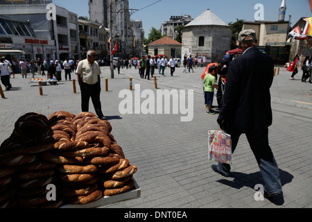 Simitci (Brötchen) Straßenhändler am Taksim-Platz in Istanbul, Türkei Stockfoto