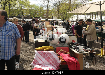 Sonnigen Blick auf grüne Bäume, Menschen zu Fuß Stall zu verkaufen, alte Kameras, weißen Farbton leuchten, Tücher, Mauerpark Flohmarkt, Berlin Stockfoto