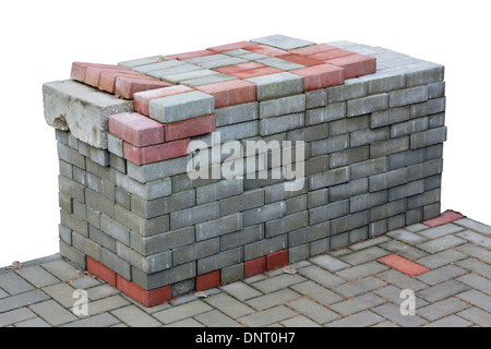 Ordentlich Stapel von Betonsteinen und Ziegel für den Bau von Ziegel Bürgersteig. Isoliert mit patch Stockfoto