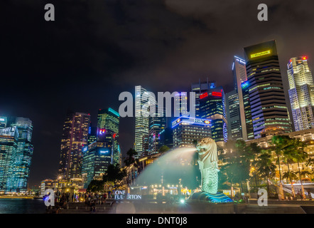 Nachtansicht der Hochhäuser und Merlion, Singapur Stockfoto