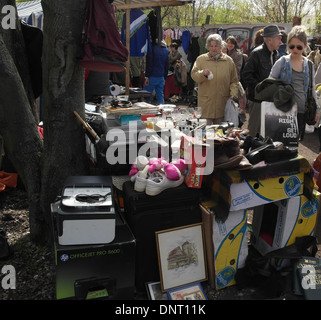 Sonnige Aussicht Menschen vorbeigehen Stall Tisch mit Schuhen, Bilder, Elektroartikel, Gläser, Töpfe, Mauerpark Flohmarkt, Berlin Stockfoto