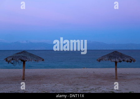 Palapas am Strand in El Sargento in Baja, Mexiko bei Sonnenuntergang. Stockfoto