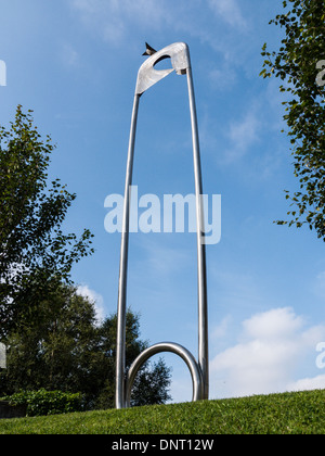 Skulptur von einer riesigen Sicherheitsnadel vom Bildhauer George Wyllie auf dem Gelände des alten Royal Glasgow (Rottenrow) Entbindungsklinik Stockfoto