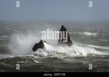 Kräftige Wellen zerschlagen in Kirche Rock, breite Haven, Pembrokeshire während der Winterstürme 2013/2014 Stockfoto