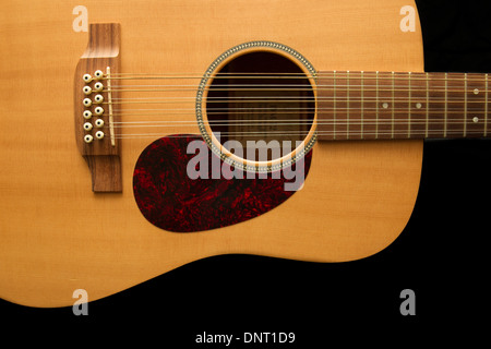 Akustische Gitarre auf schwarzem Hintergrund isoliert. Stockfoto