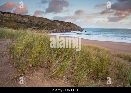 Barafundle Bay auf dem Stackpole Anwesen in Pembrokeshire (Wales, UK) in der Morgendämmerung an einem Dezembermorgen. Stockfoto