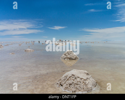 Touristen und Allrad-Fahrzeuge zu stoppen, sich zu beteiligen, das außergewöhnliche Zusammenspiel von Reflexionen aus dem Wasser am Salar de Uyuni. Stockfoto