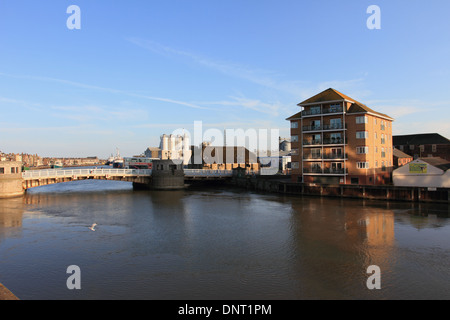 Hafen Sie, Brücke, yare River, Fluss Kai hohes Gebäude neben Fluss, great Yarmouth, Norfolk, Großbritannien Stockfoto