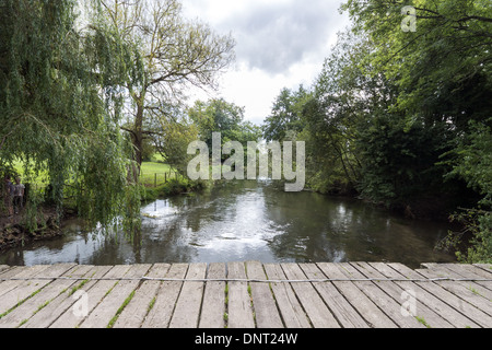 Hölzerne Brücke über den Fluss Itchen in der Nähe von Anna in Hampshire, England, UK Stockfoto