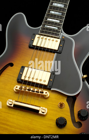 Ein Vintage Hollowbody elektrische Akustikgitarre isoliert auf schwarz Stockfoto