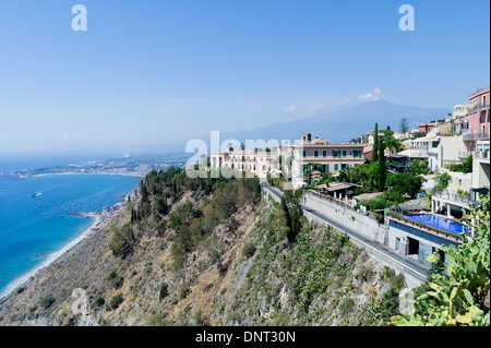 Sizilien-Taormina-Blick vom Piazza IX Aprile über Giardini Naxos zum Ätna Stockfoto