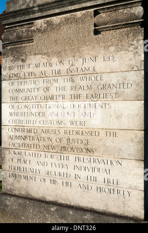 Stein Pier mit einer Geschichte von Runnymede eingeschrieben, neben einem Kiosk Lutyens Fairhaven Memorial Denkmal. Runnymede, UK. Stockfoto