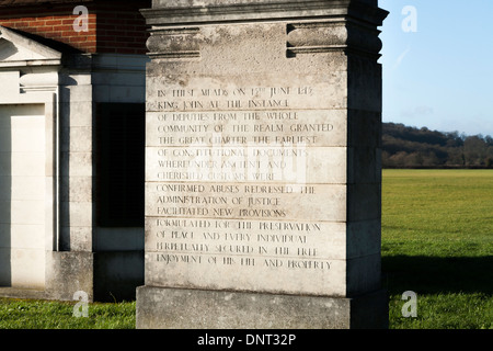 Stein Pier mit einer Geschichte von Runnymede eingeschrieben, neben einem Kiosk Lutyens Fairhaven Memorial Denkmal. Runnymede, UK. Stockfoto