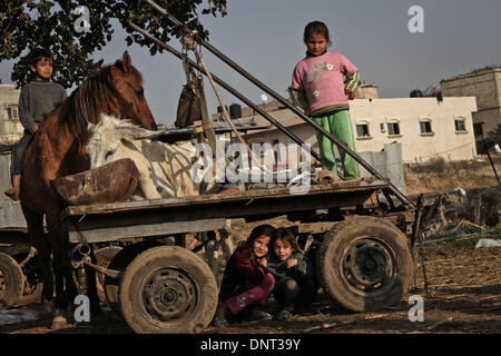 Gaza, Palästinensische Gebiete. 5. Januar 2014. Palästinensische Kinder spielen vor der Familie die Armen Haus herrscht Armut, Hunger und schlechtes Leben in Beit Lahiya Stadt im nördlichen Gazastreifen am 5. Januar 2014. Die Armutsquote mehr als 60 % im Gazastreifen durch die israelische Blockade seit 2007 auferlegt. © Nurphoto/NurPhoto/ZUMAPRESS.com/Alamy-Live-Nachrichten Stockfoto