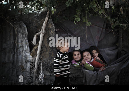 Gaza, Palästinensische Gebiete. 5. Januar 2014. Palästinensische Kinder spielen vor der Familie die Armen Haus herrscht Armut, Hunger und schlechtes Leben in Beit Lahiya Stadt im nördlichen Gazastreifen am 5. Januar 2014. Die Armutsquote mehr als 60 % im Gazastreifen durch die israelische Blockade seit 2007 auferlegt. © Nurphoto/NurPhoto/ZUMAPRESS.com/Alamy-Live-Nachrichten Stockfoto