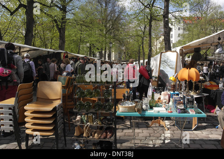 Sonnige Aussicht Haushaltsgegenstände Stall und Menschen auf Märkten Stände auf grüne Bäume, Flohmarkt Arkonaplatz, Berlin Stockfoto