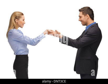Mann und Frau, die etwas an den Handflächen Stockfoto