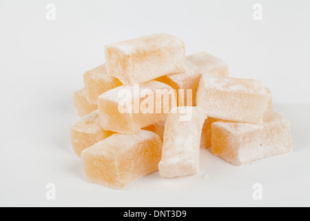 Turkish Delight auf weißem Hintergrund Stockfoto