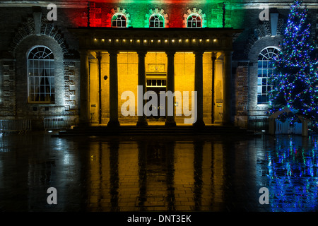 Weihnachtsbeleuchtung in Salisbury. Auf einem nassen kalten Abend mit bunten Reflexionen auf dem Bürgersteig. Stockfoto