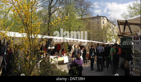 Blauer Himmel Blick gelben Forsythie Strauch auf die Seite der Menschen in weißen Baldachin Markt Stände, sonntags-Flohmarkt Arkonaplatz, Berlin Stockfoto