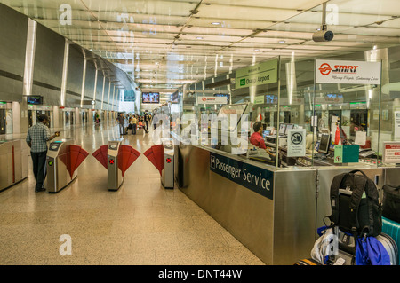 Zum internationalen Flughafen Singapur Changi MRT Stockfoto