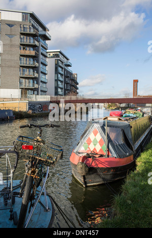 Hausboot am Fluss Lee Navigation, Hackney Wick, London, Vereinigtes Königreich Stockfoto