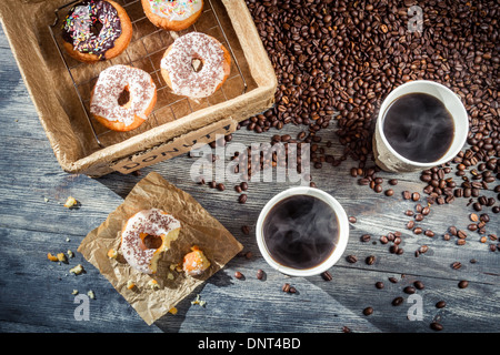 Kaffee mit Donuts für zwei Stockfoto