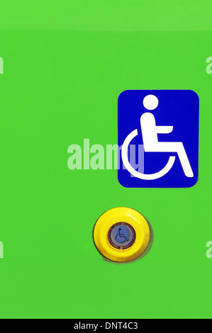Zeichen und Button auf öffentlichen Bus für Menschen mit Behinderung Stockfoto