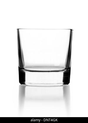 leere Gläschen für Cocktail oder Tequila isoliert auf weiss Stockfoto