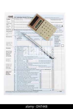 Vertikale Foto von United States Tax Form 1040 für individuelle Einkommen mit Taschenrechner und Kugelschreiber isoliert auf weiss Stockfoto