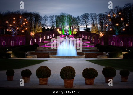 Ein Blick auf die große Kaskade in der Nacht zu Weihnachten im Alnwick Garden in Alnwick, Northumberland Stockfoto