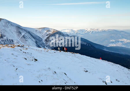 1. Januar 2014, Karpaten - feiern Wanderer Neujahr auf Howerla Berg, dem höchsten Berg in der Ukraine Stockfoto