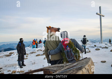 1. Januar 2014, Karpaten - feiern Wanderer Neujahr auf Howerla Berg, dem höchsten Berg in der Ukraine Stockfoto