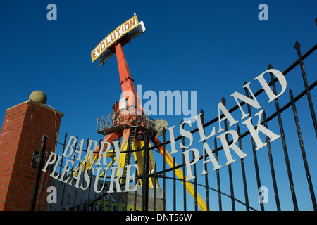 Die geschlossenen Toren von Barry Insel-Vergnügen Park mit Evolution fahren. Barry Island, Barry Vale von Glamorgan South Wales UK Stockfoto