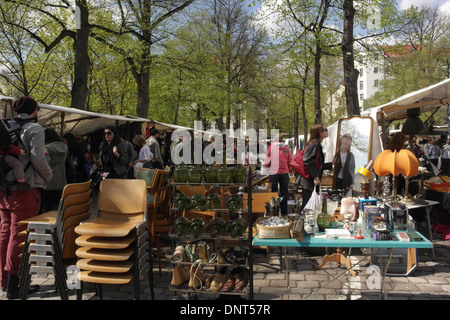 Sonnige Aussicht Haushaltsgegenstände Stall, Menschen beim Einkaufen und Stände auf grüne Bäume, Flohmarkt Arkonaplatz, Berlin Stockfoto