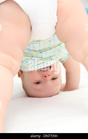 Baby auf Kopf stehen Stockfoto