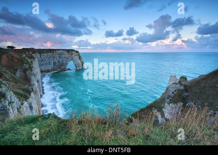 Klippen an Alabaster Küste im Atlantischen Ozean bei Sonnenaufgang, Etretat, Frankreich Stockfoto