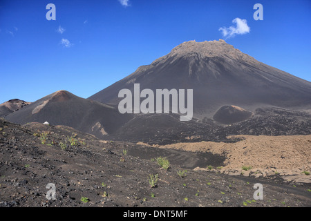 Lavafeld in Cha Das Caldeiras (Mondkrater) zeigt die 1995 Ausbruch und den Vulkan Pico Fogo auf der Insel Fogo, Kap Verde. Stockfoto