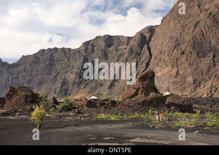 Rand von einem Lavafeld in Cha Das Caldeiras (Mondkrater) des Pico Do Fogo Vulkan auf der Insel Fogo, Kap Verde. Stockfoto