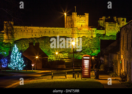 Einen nächtlichen Blick auf Bamburgh Castle in Northumberland zu Weihnachten auf der Suche von Bamburgh Dorf mit Flutlicht Stockfoto