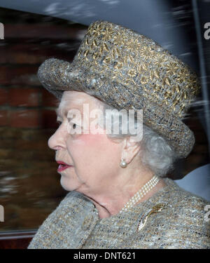 Sandringham, Norfolk, Großbritannien. 5. Januar 2014. HM besucht Königin Elizabeth II. Kirche in Sandringham.   HM verlässt Königin Elizabeth II St. Maria Magdalena Kirche nach Sonntagmorgen Gottesdienst in Sandringham. Bild: Paul Marriott Fotografie/Alamy Live-Nachrichten Stockfoto