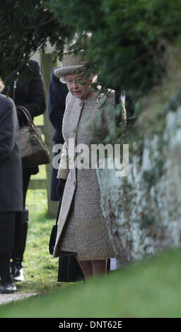 Sandringham, Norfolk, Großbritannien. 5. Januar 2014. HM besucht Königin Elizabeth II. Kirche in Sandringham.   HM Königin Elizabeth II in St. Maria Magdalena Kirche für Sonntagmorgen Service in Sandringham. Bild: Paul Marriott Fotografie/Alamy Live-Nachrichten Stockfoto