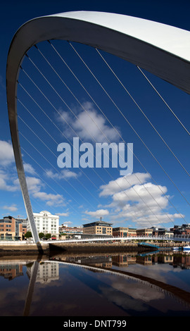 Tagsüber Blick im Sommer von Gateshead Millennium Bridge, Blick über den Fluss Tyne in Richtung Newcastle Stockfoto