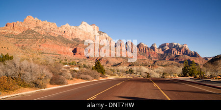 Zwei Lane Straße Autobahn Reisen Wüstenlandschaft Südwesten Utah Stockfoto