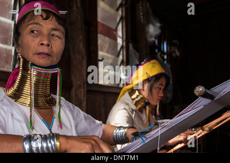 Traditionelle Weberei in Myanmar durch Frau vom Stamm Kayan, die Messingringe Hals tragen am 3. November 2013 am Inle-See, Myanmar Stockfoto